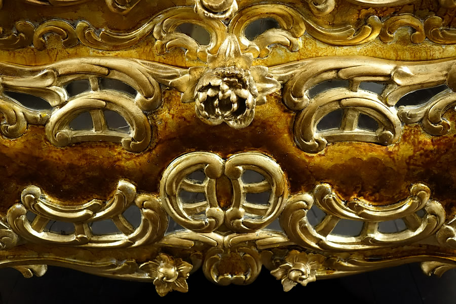 D&eacute;tails sculpture des poign&eacute;es pivoines et roses d'une commode baroque rococo